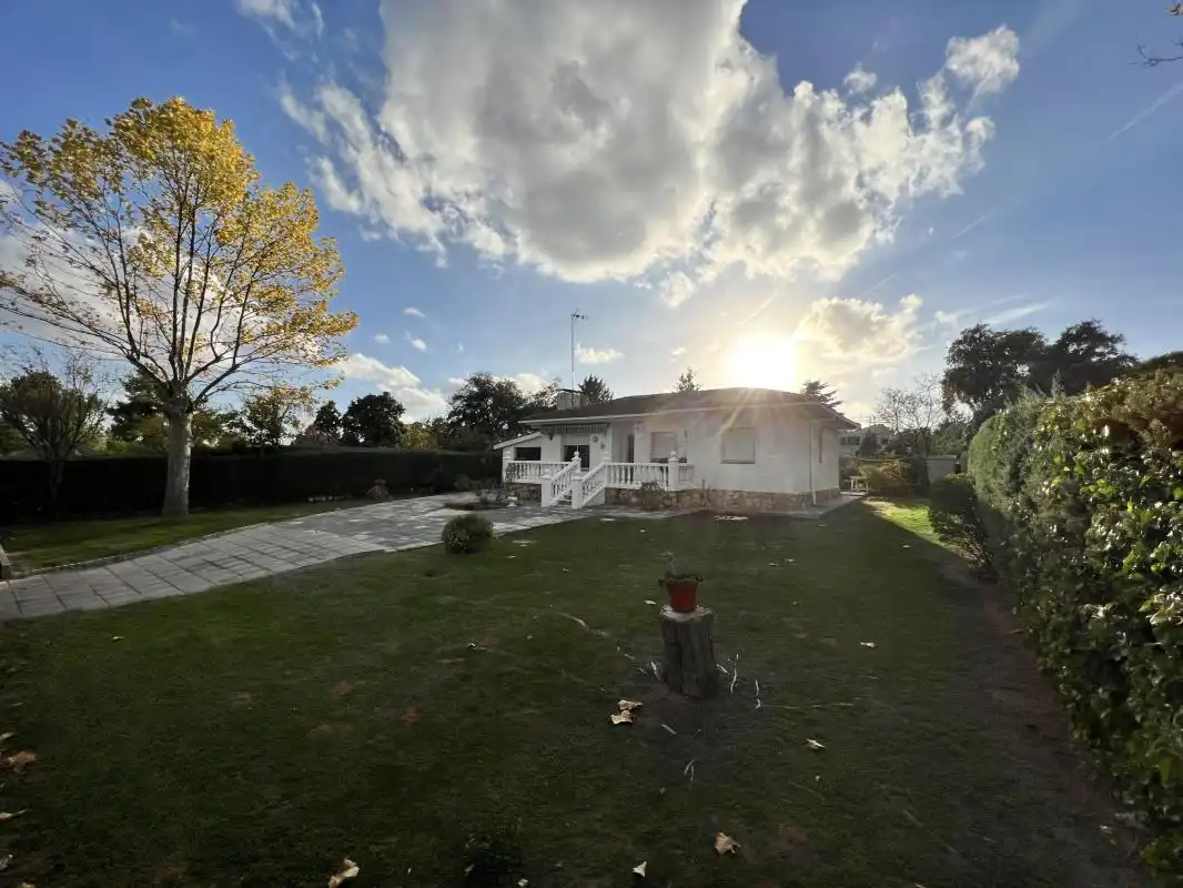 Vista exterior de Casa o chalet en venta en Nuevo Baztán con Calefacción, Jardín privado y Piscina