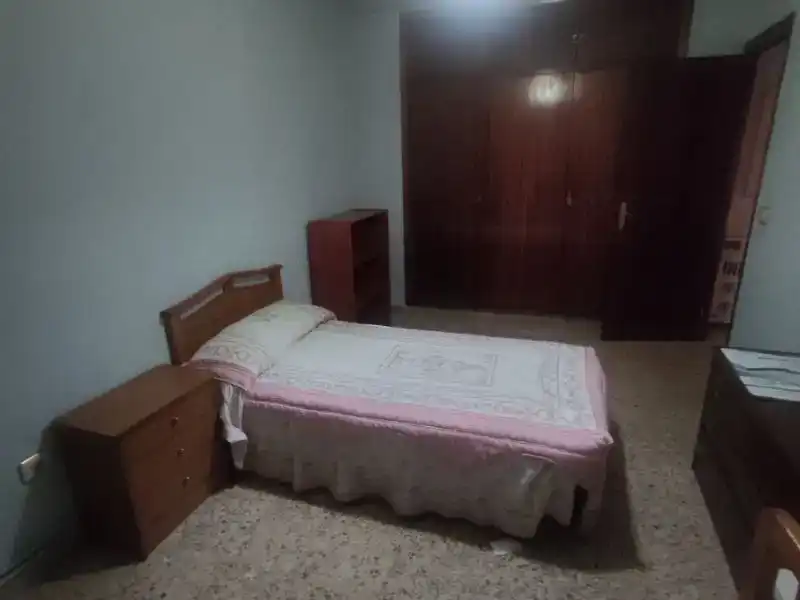 Dormitori de Pis de lloguer en Plasencia amb Balcó