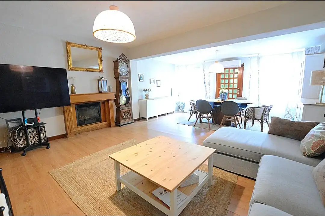 Sala de estar de Casa adosada en venta en Pozuelo de Alarcón con Aire acondicionado, Calefacción y Jardín privado