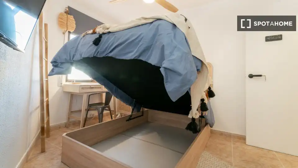 Bedroom of Flat for rent in Barcelona  with Air Conditioner, Heating and Furnished