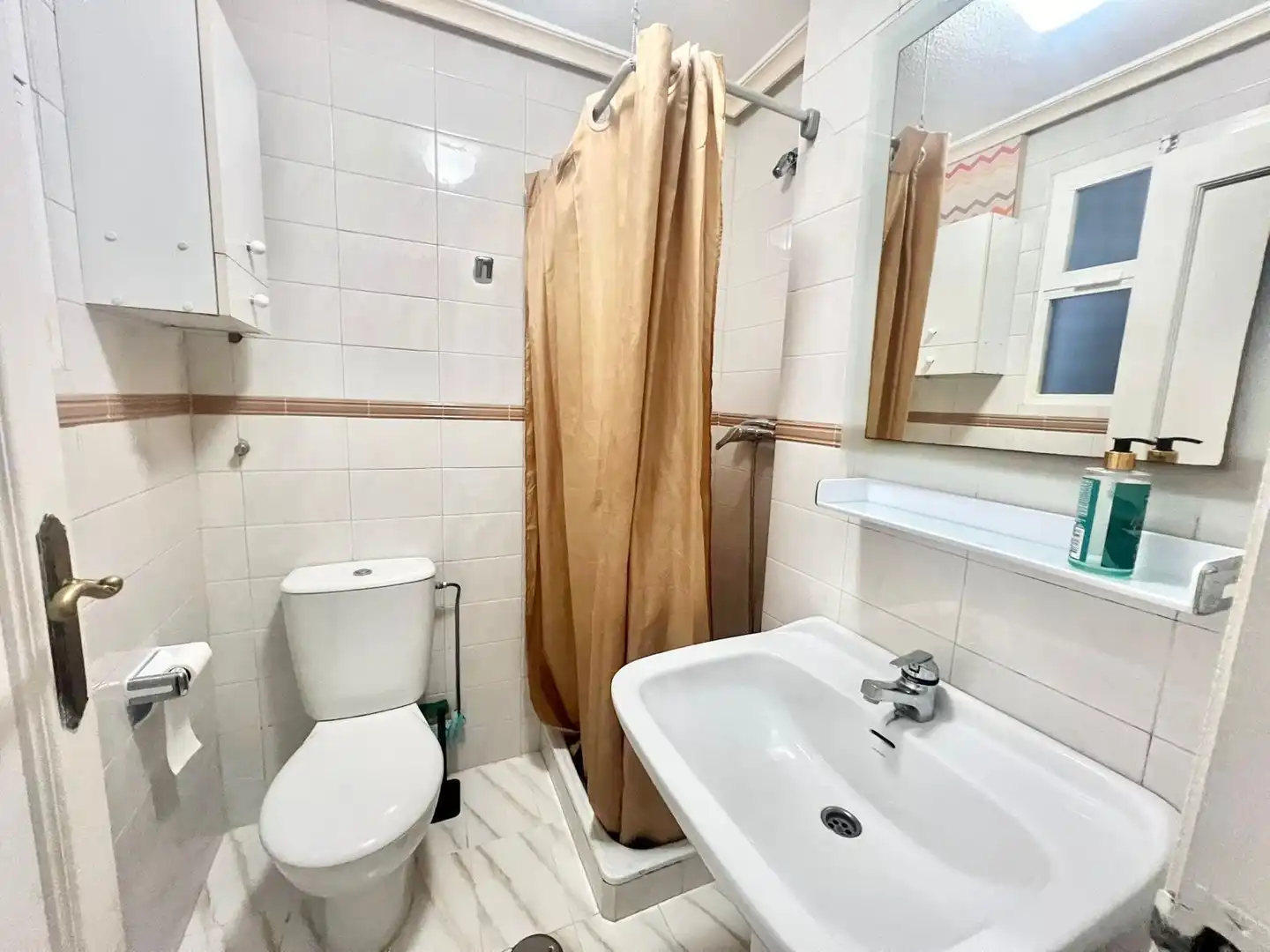 Baño de Apartamento de alquiler en Torrevieja con Terraza, Amueblado y Lavadora