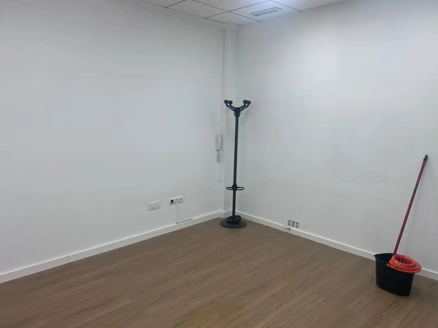 Local de lloguer en Chiva amb Moblat, Internet i Alarma