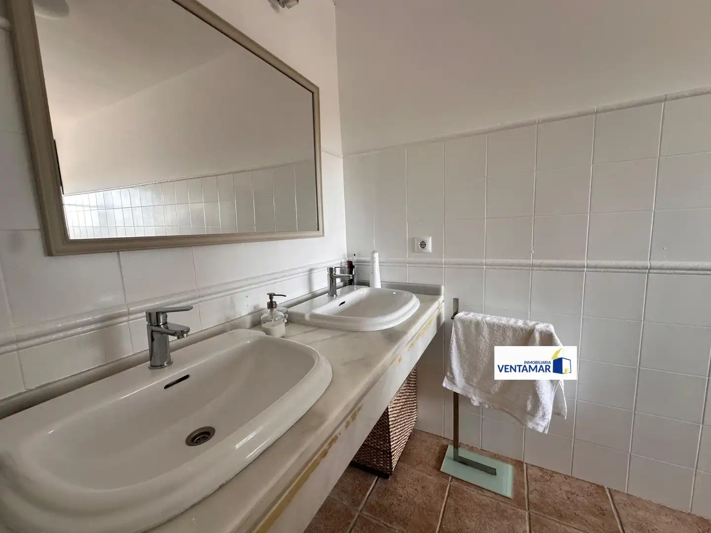 Badezimmer von Erdgeschoss zum Verkauf in La Alcaidesa mit Klimaanlage, Heizung und Privatgarten