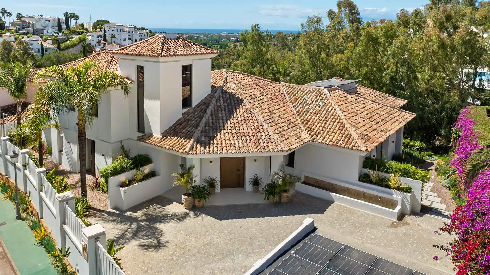 Vista exterior de Casa o xalet en venda en Benahavís amb Aire condicionat, Jardí privat i Terrassa