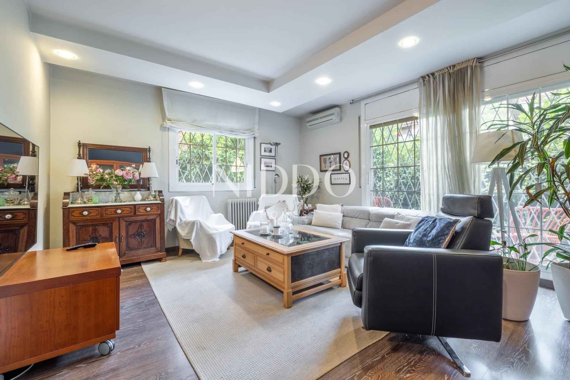 Sala d'estar de Casa adosada en venda en Sant Cugat del Vallès amb Aire condicionat, Calefacció i Jardí privat