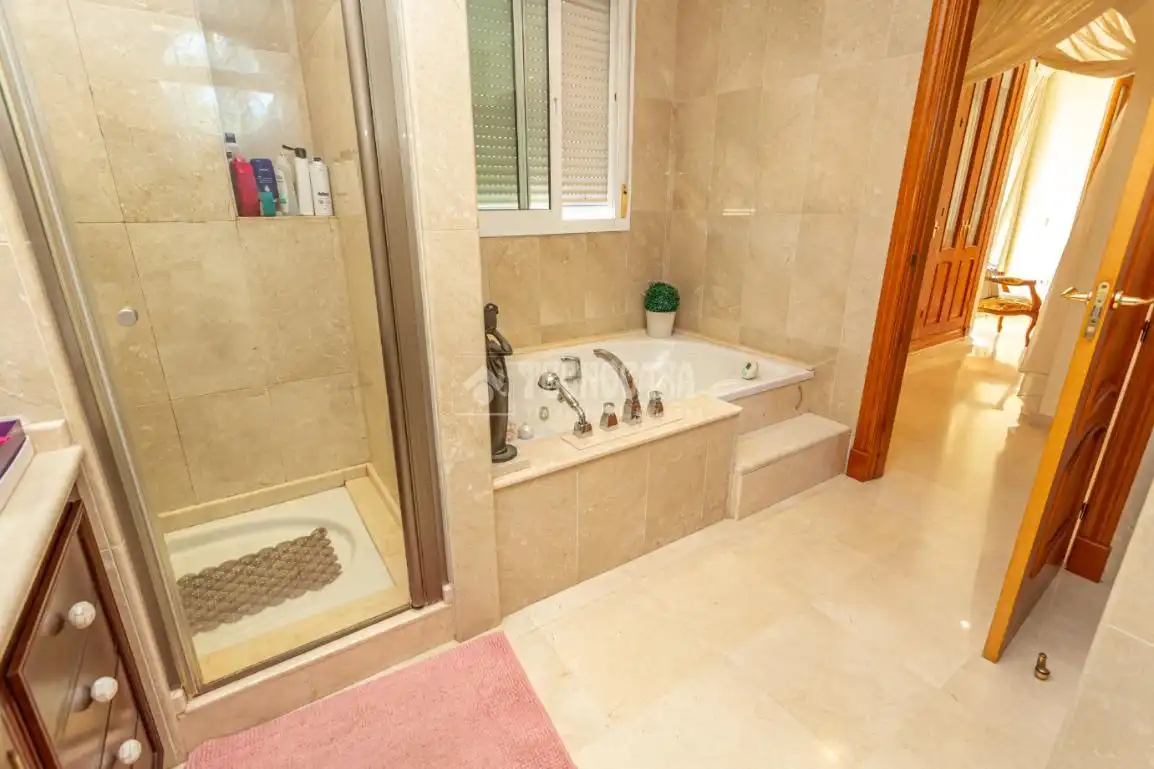 Bathroom of Houses for sale in Algeciras  with Air Conditioner and Swimming Pool