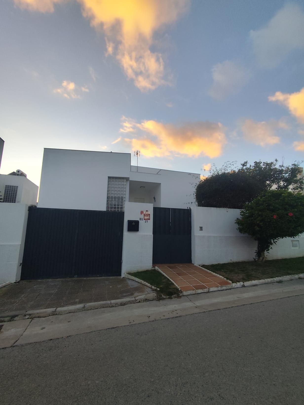 Vista exterior de Casa o xalet en venda en La Línea de la Concepción amb Jardí privat i Terrassa