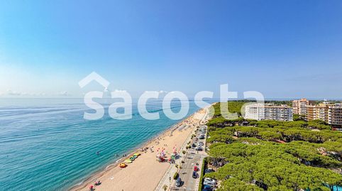 Luminoso piso exterior con terraza y piscina a pasos de la playa en Blanes