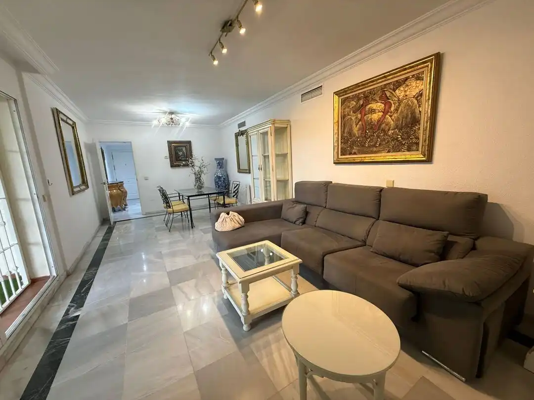 Sala d'estar de Pis de lloguer en Marbella amb Aire condicionat, Calefacció i Jardí privat