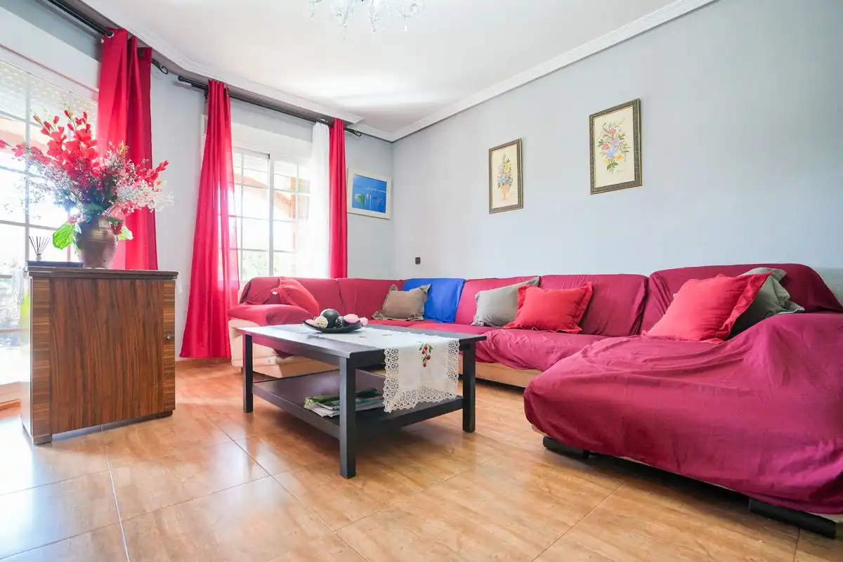 Sala d'estar de Casa adosada en venda en Meco amb Aire condicionat, Calefacció i Jardí privat