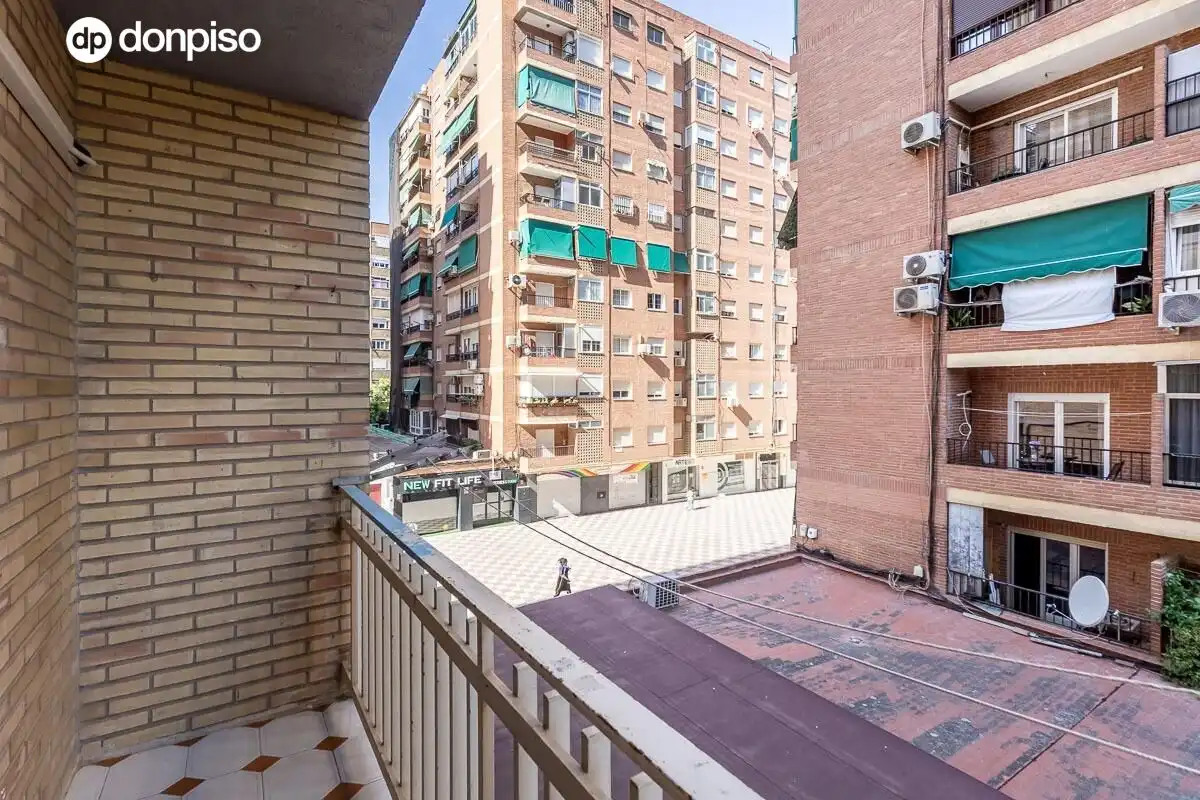 Vista exterior de Piso en venta en Granada con Terraza