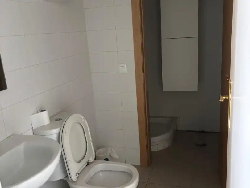 Baño de Local de alquiler en Zaragoza con Aire acondicionado y Calefacción