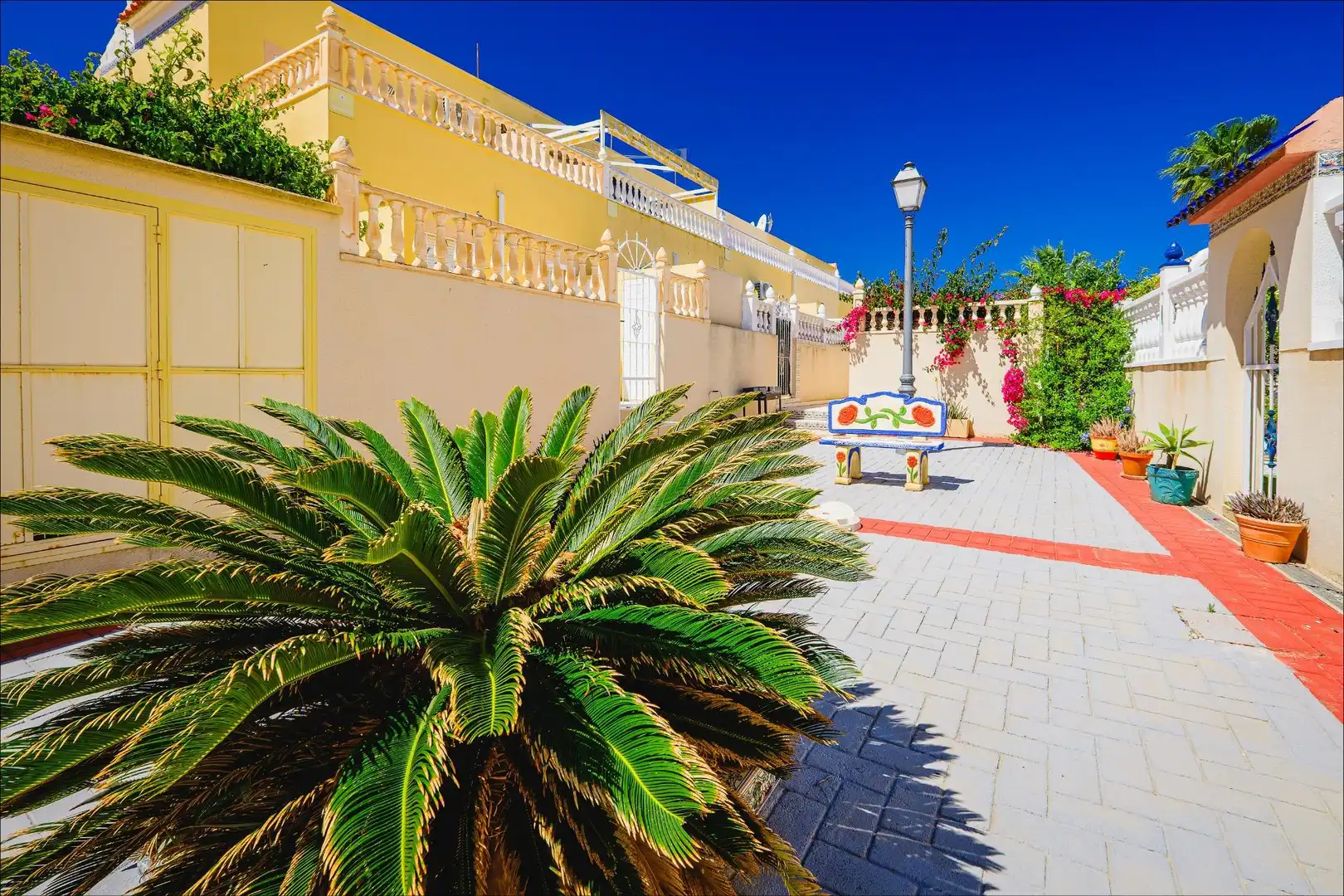 Vista exterior de Casa adosada en venta en Orihuela con Aire acondicionado, Calefacción y Jardín privado