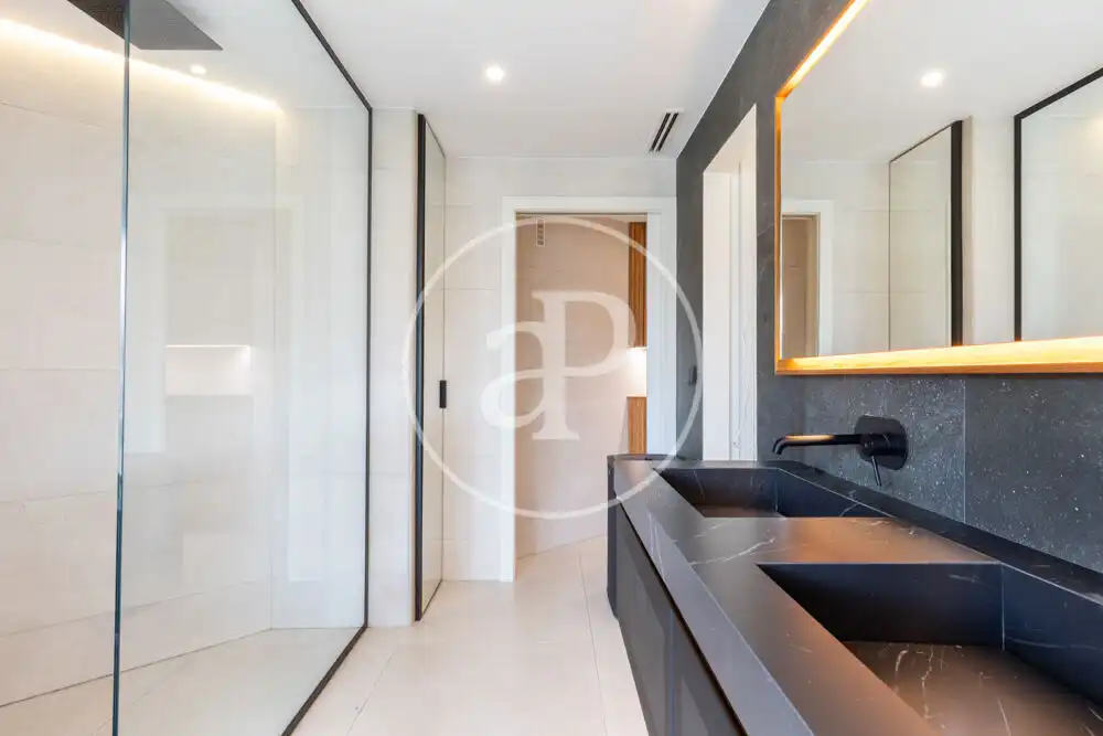 Bathroom of Flat for rent in Valencia  with Air Conditioner, Heating and Terrace