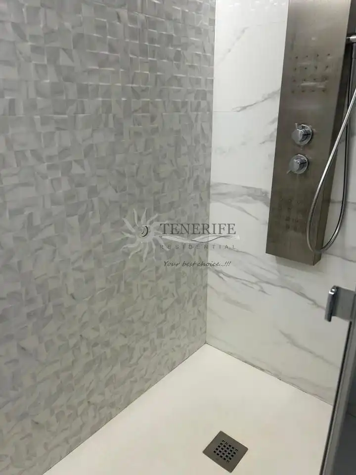 Baño de Piso en venta en Arona con Aire acondicionado, Terraza y Amueblado