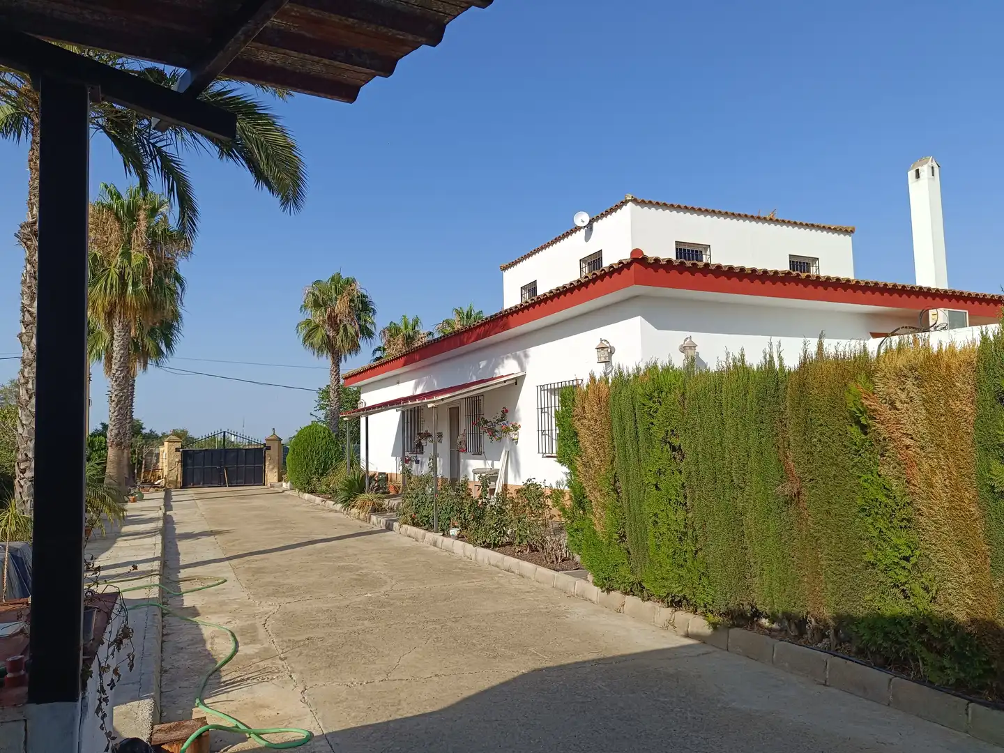 Vista exterior de Casa o xalet en venda en Carmona amb Aire condicionat, Jardí privat i Terrassa