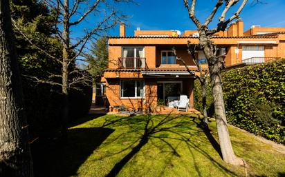 Vista exterior de Casa adosada en venda en Torrelodones amb Calefacció, Moblat i Piscina comunitària