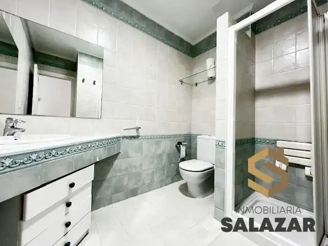 Baño de Piso de alquiler en Bilbao  con Calefacción y Balcón