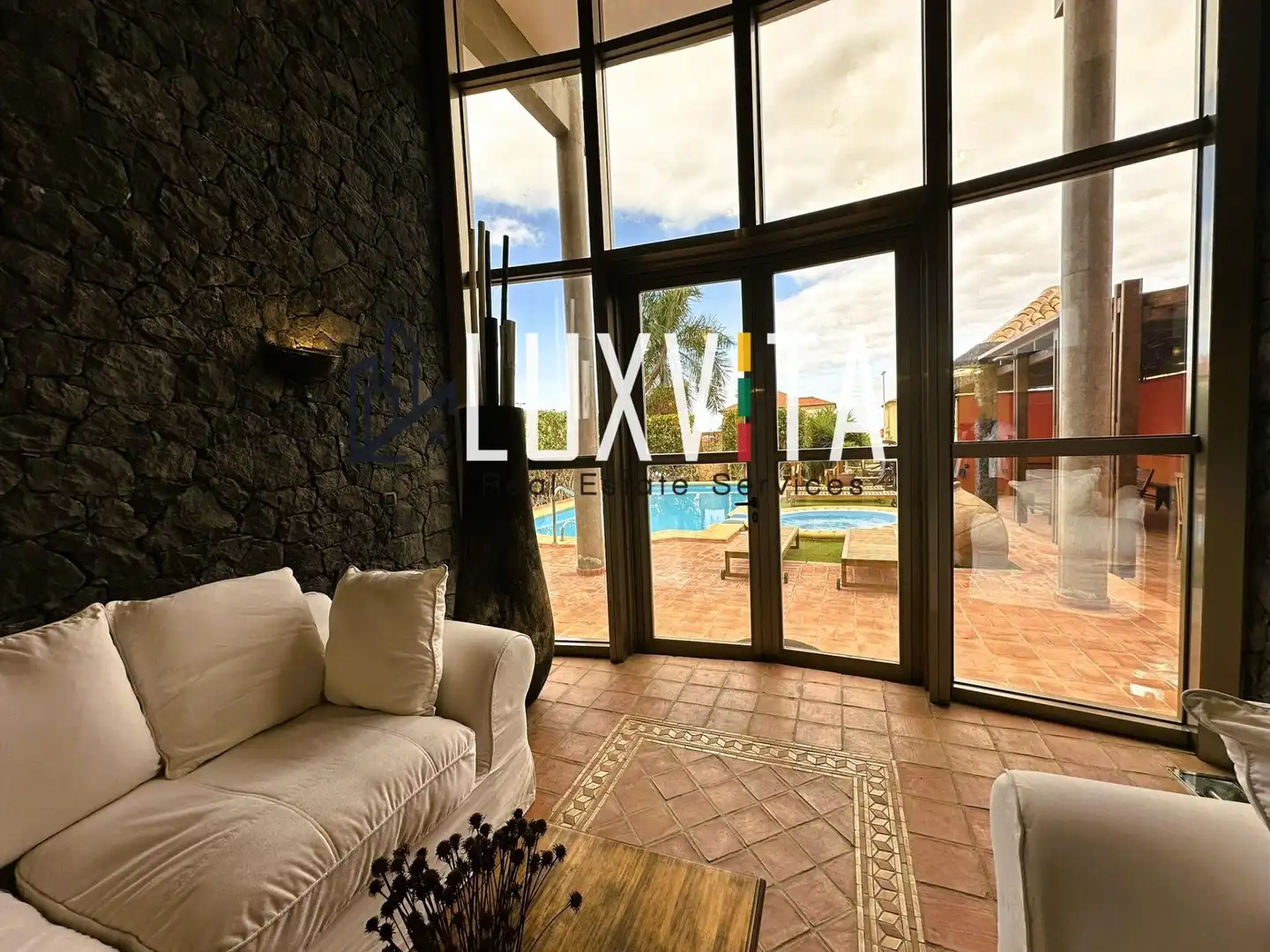 Vista exterior de Casa o xalet en venda en Adeje amb Aire condicionat, Calefacció i Jardí privat