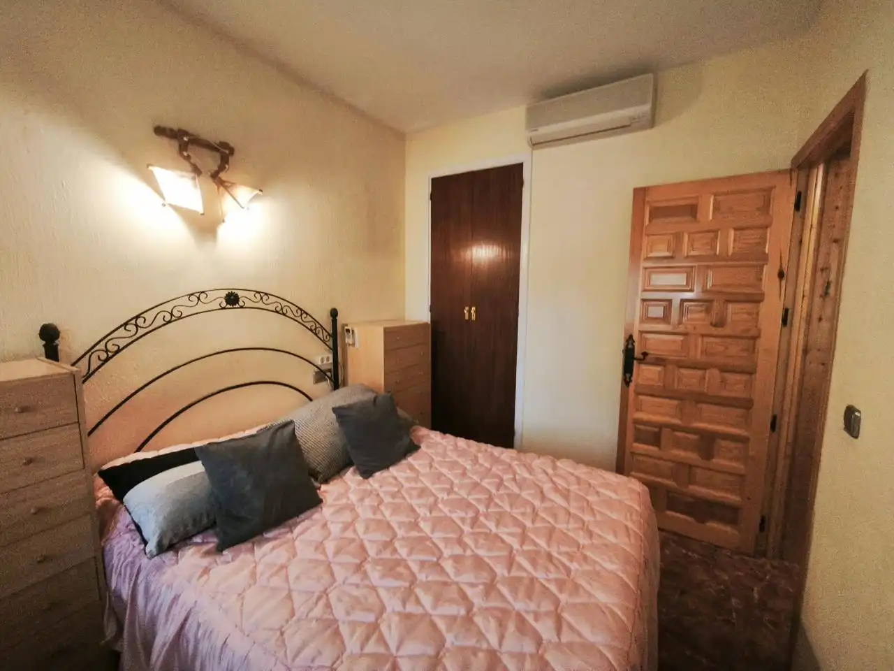 Dormitori de Casa o xalet en venda en Villa del Prado amb Aire condicionat, Calefacció i Jardí privat
