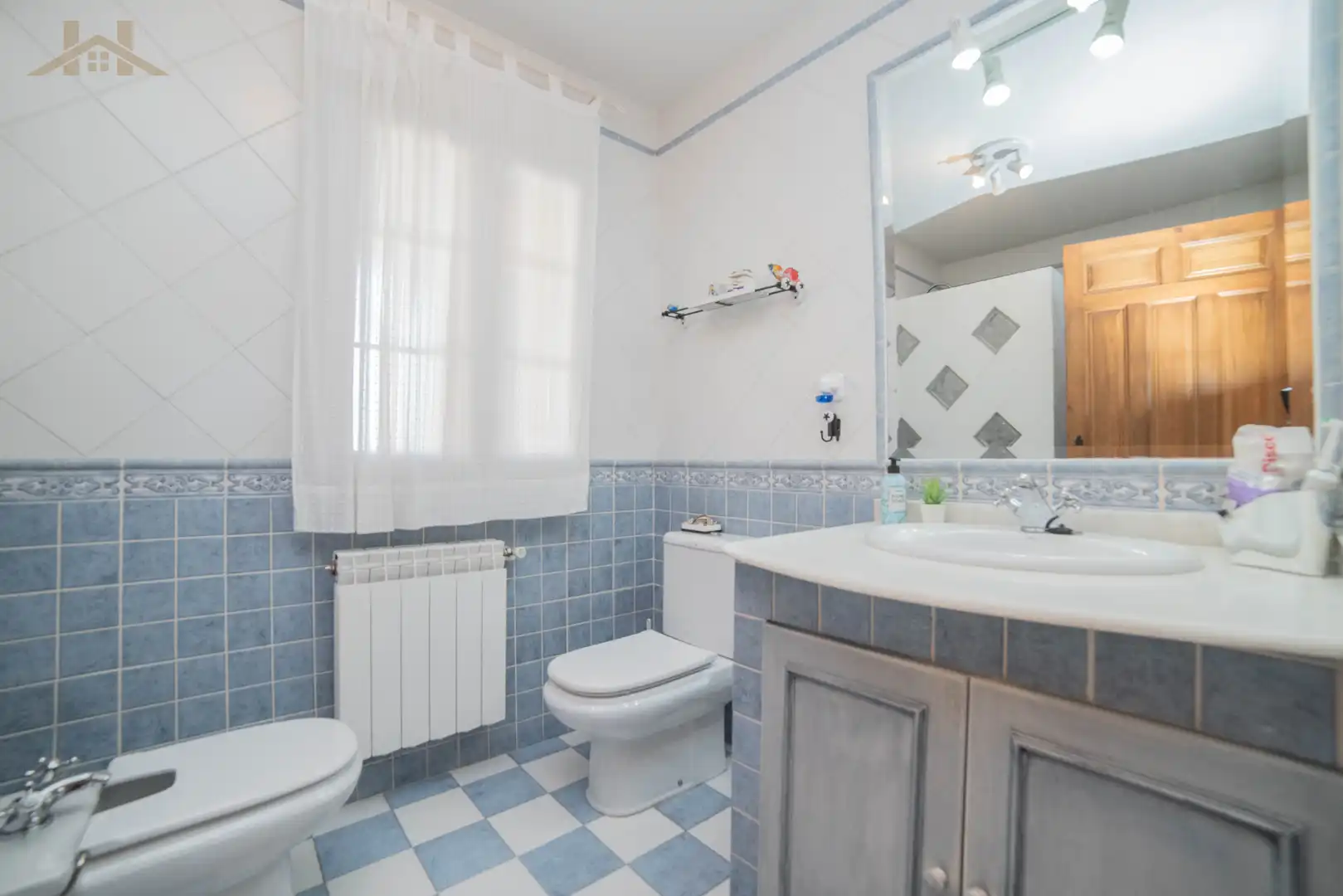 Bany de Casa o xalet en venda en Sevilla la Nueva amb Calefacció, Jardí privat i Terrassa