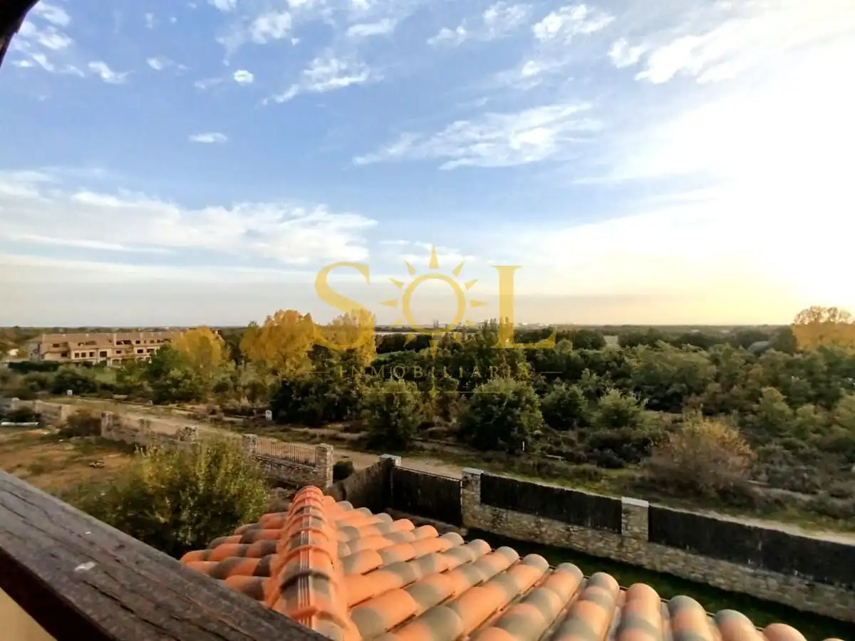 Terrassa de Casa adosada en venda en Valverde de la Virgen amb Calefacció, Jardí privat i Parquet