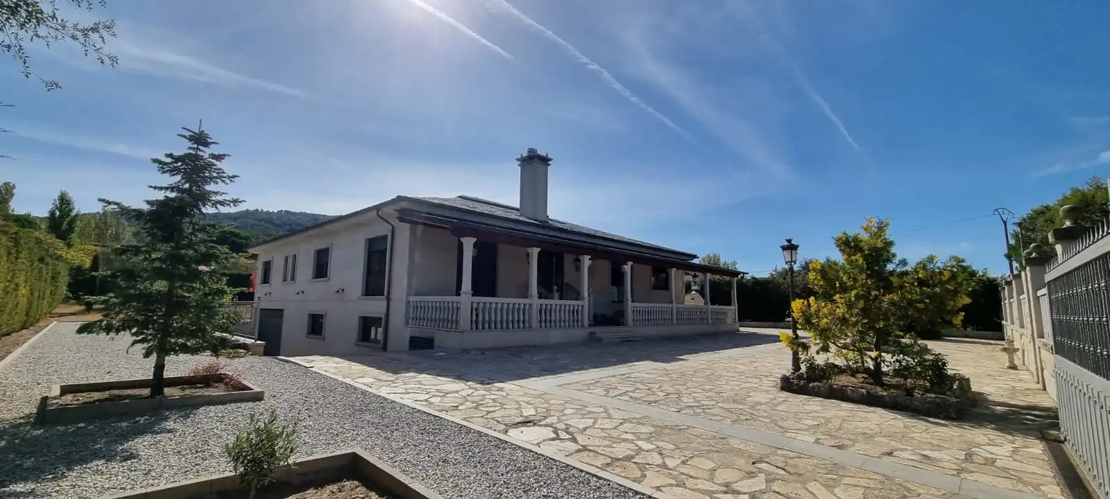Vista exterior de Casa o xalet en venda en Moralzarzal amb Aire condicionat, Calefacció i Jardí privat