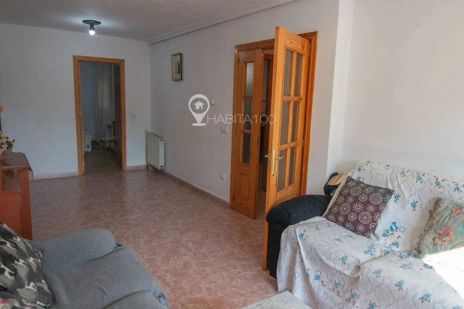 Sala d'estar de Casa adosada en venda en Cuenca amb Calefacció i Moblat