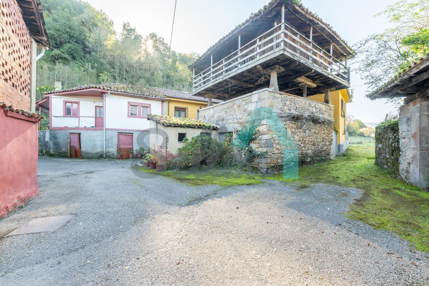 Vista exterior de Casa adosada en venda en Belmonte de Miranda amb Parquet