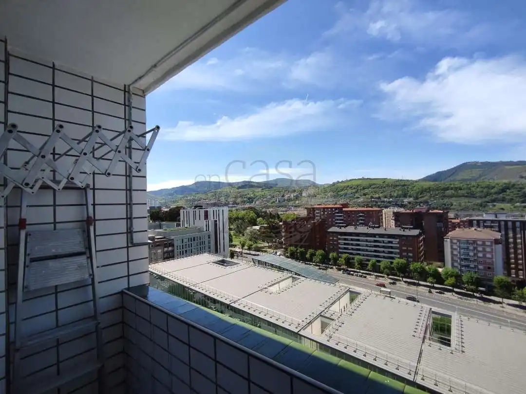 Vista exterior de Piso de alquiler en Bilbao  con Calefacción y Balcón