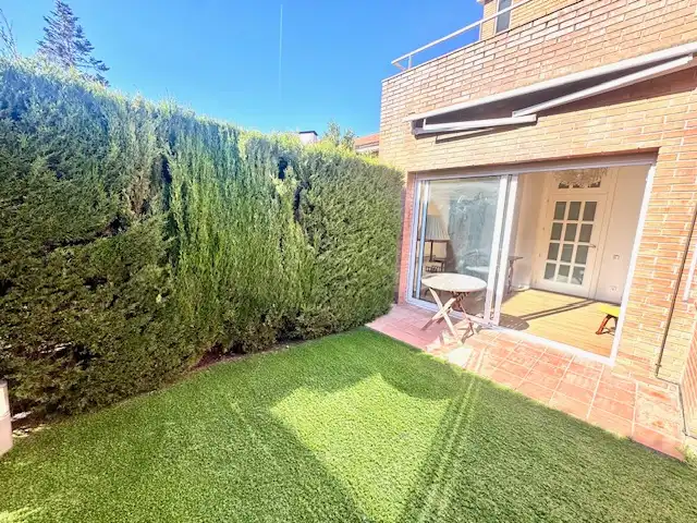 Jardí de Casa adosada en venda en Sant Cugat del Vallès amb Aire condicionat, Calefacció i Jardí privat