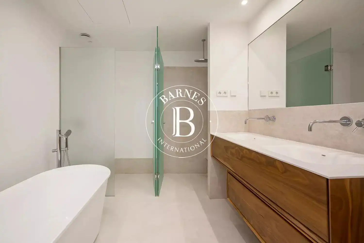 Bathroom of Flat for rent in Madrid  with Air Conditioner, Heating and Storage room