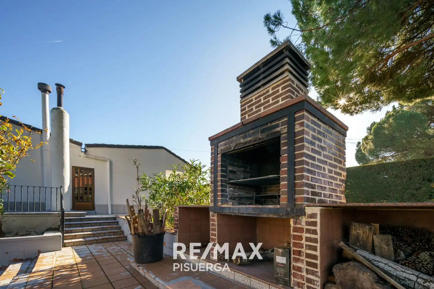 Vista exterior de Casa o xalet en venda en Tudela de Duero amb Calefacció, Jardí privat i Terrassa