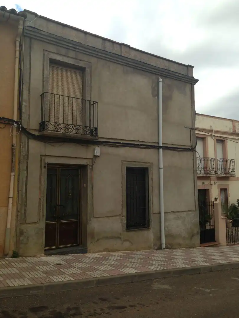 Adossat en venda a Almadén