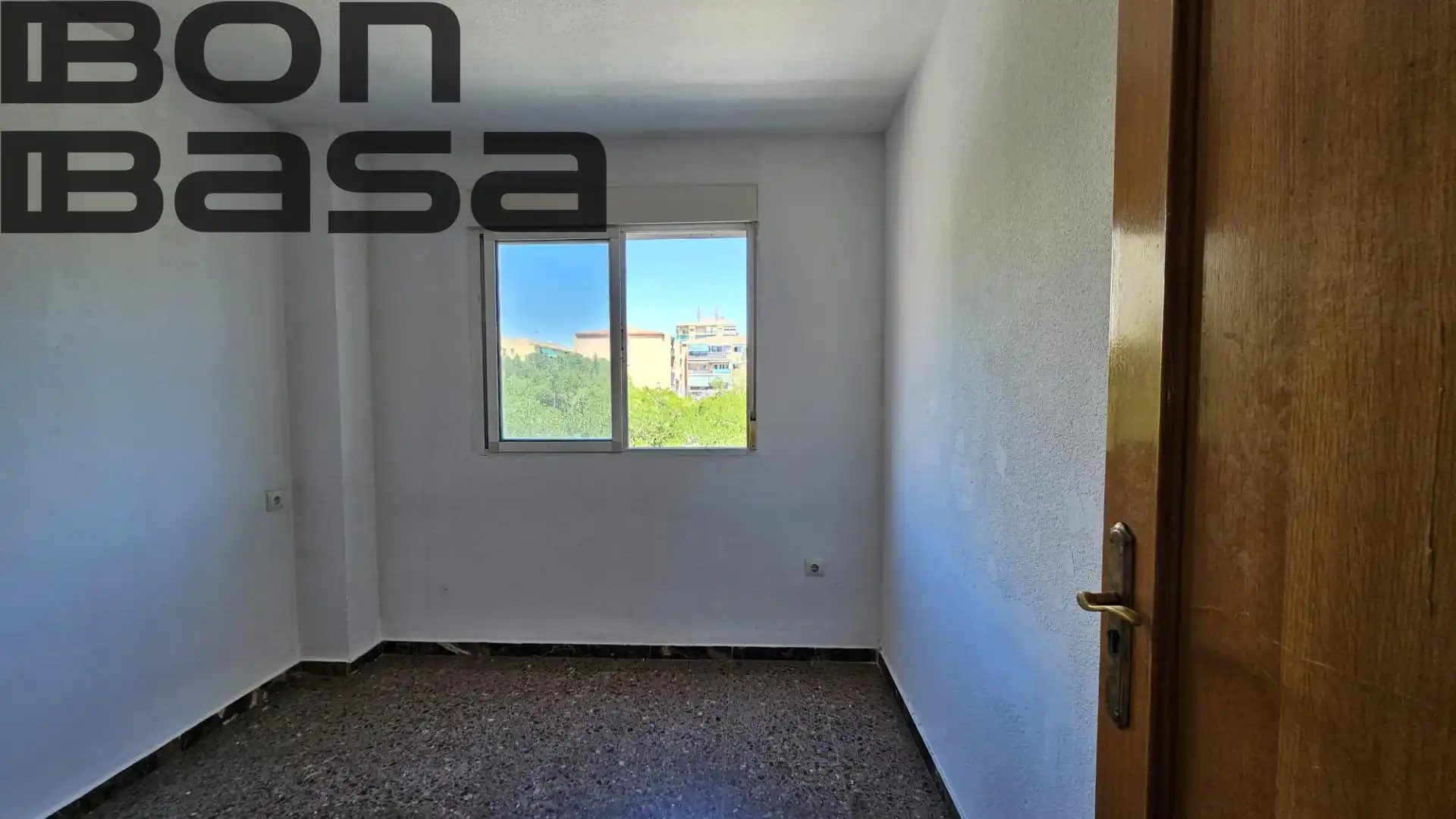 Habitación de Piso en venta en Alicante / Alacant con Aire acondicionado, Jardín privado y Balcón