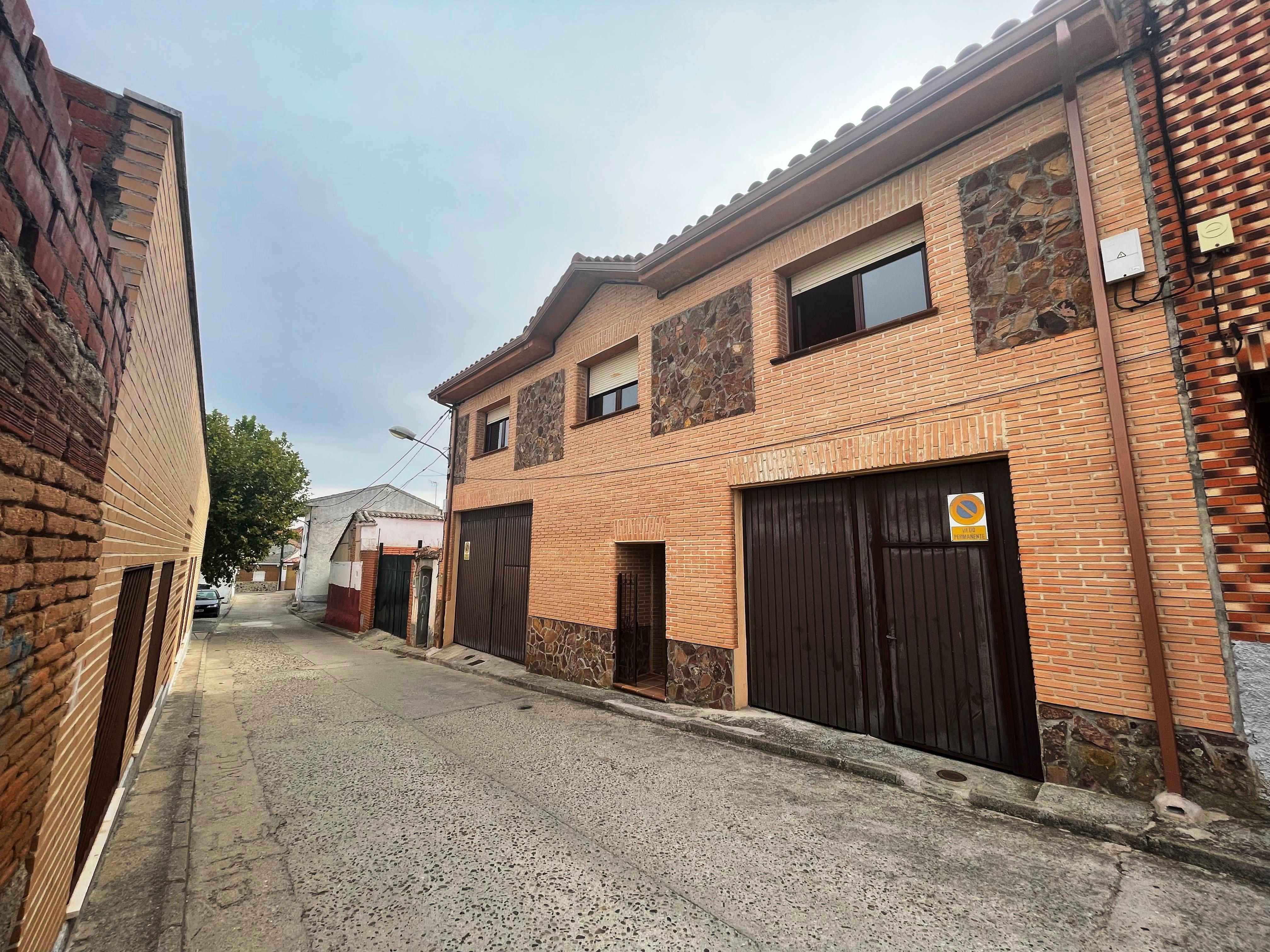 Exterior view of House or chalet for sale in Camarena  with Storage room