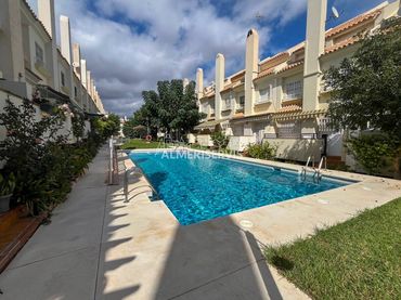 Adosado con piscina en venta en Avenida Generalife