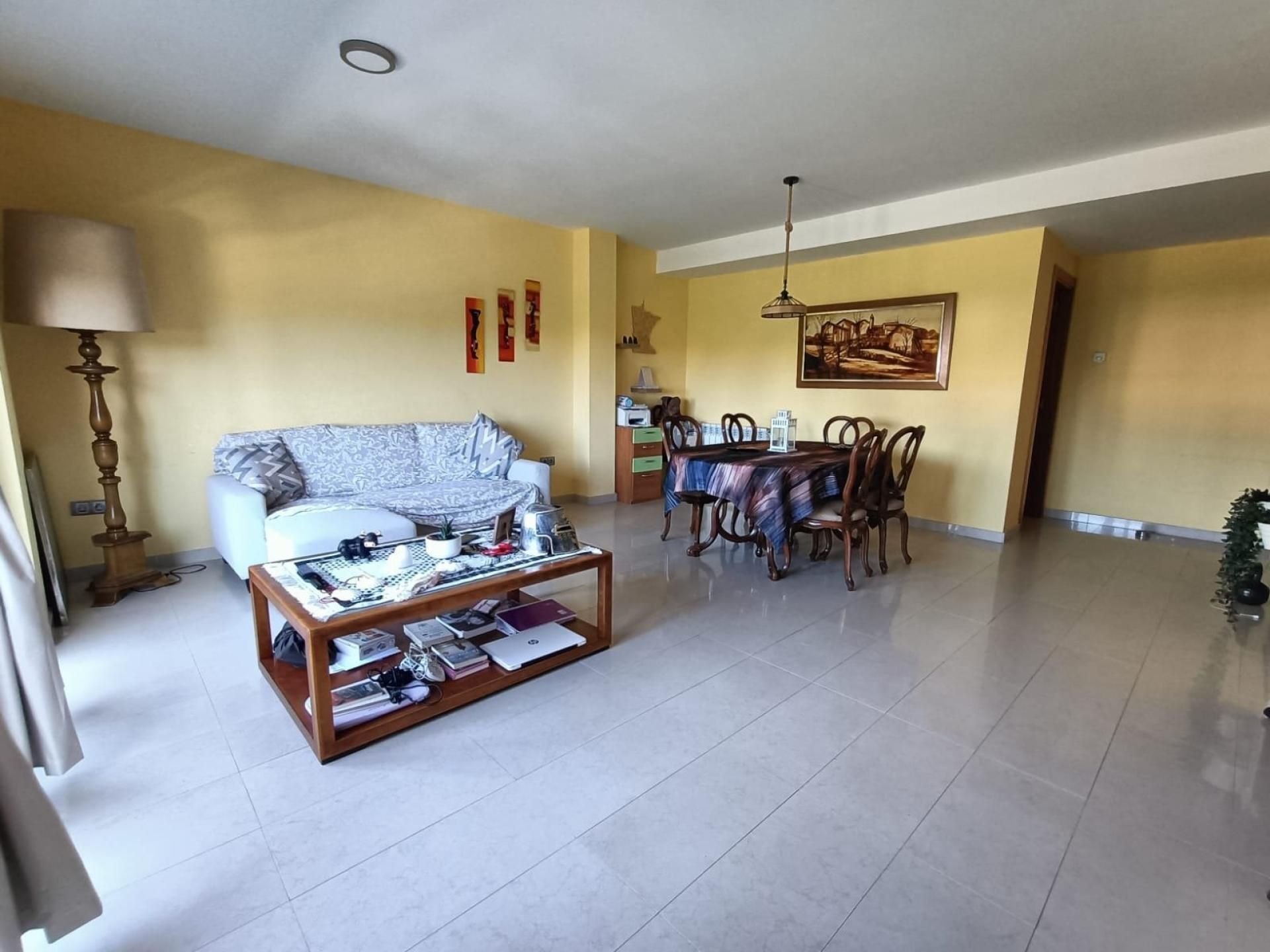 Sala d'estar de Casa adosada en venda en Pineda de Mar amb Aire condicionat, Terrassa i Balcó