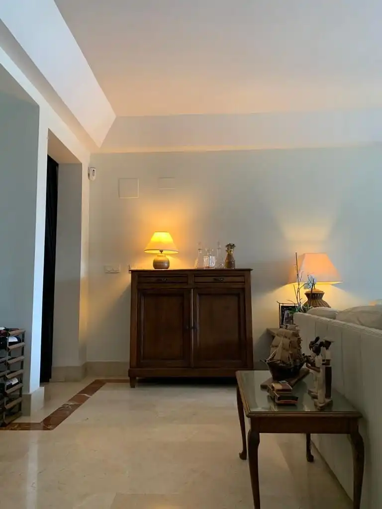 Sala de estar de Apartamento en venta en Sotogrande con Aire acondicionado, Calefacción y Jardín privado
