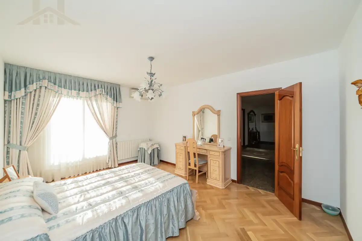 Dormitori de Casa o xalet en venda en San Sebastián de los Reyes amb Calefacció, Jardí privat i Piscina