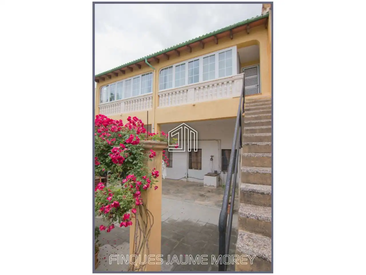 Vista exterior de Casa o xalet en venda en Lloseta amb Aire condicionat, Jardí privat i Terrassa
