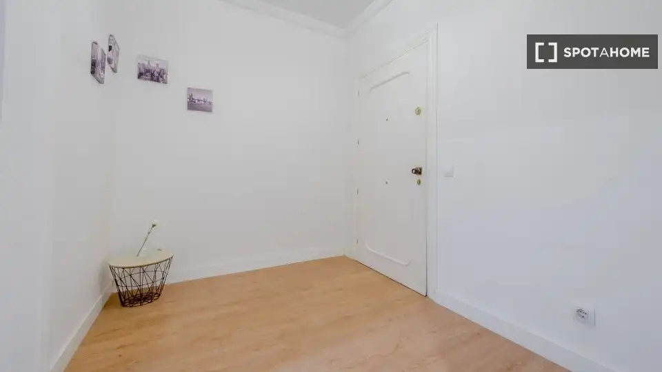 Flat for rent in Madrid  with Air Conditioner, Heating and Furnished