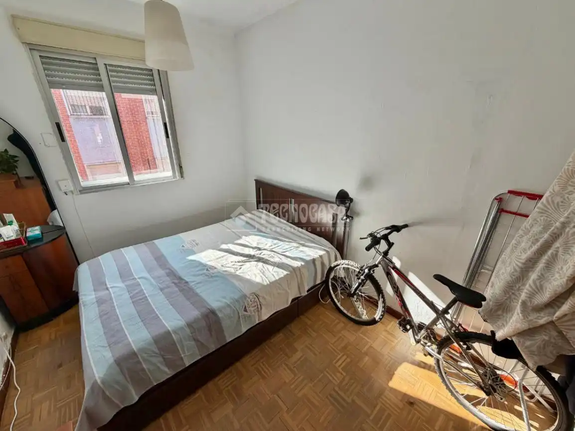 Bedroom of Flat for sale in Madrid