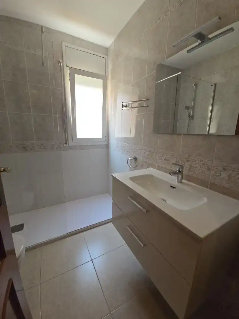 Badezimmer von Einfamilien-Reihenhaus zum Verkauf in Mataró mit Klimaanlage und Balkon