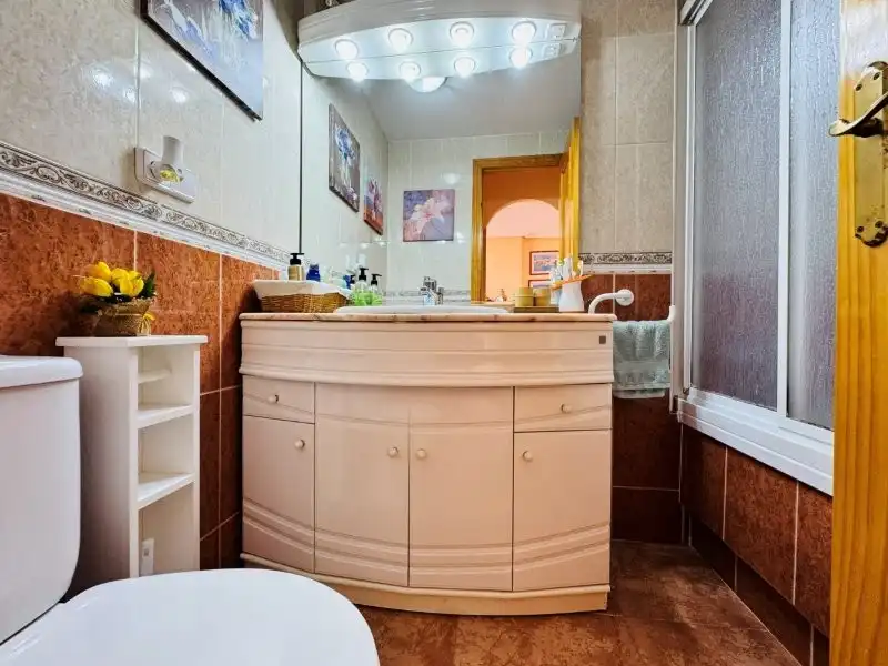 Bany de Apartament en venda en Torrevieja amb Terrassa, Piscina i Moblat