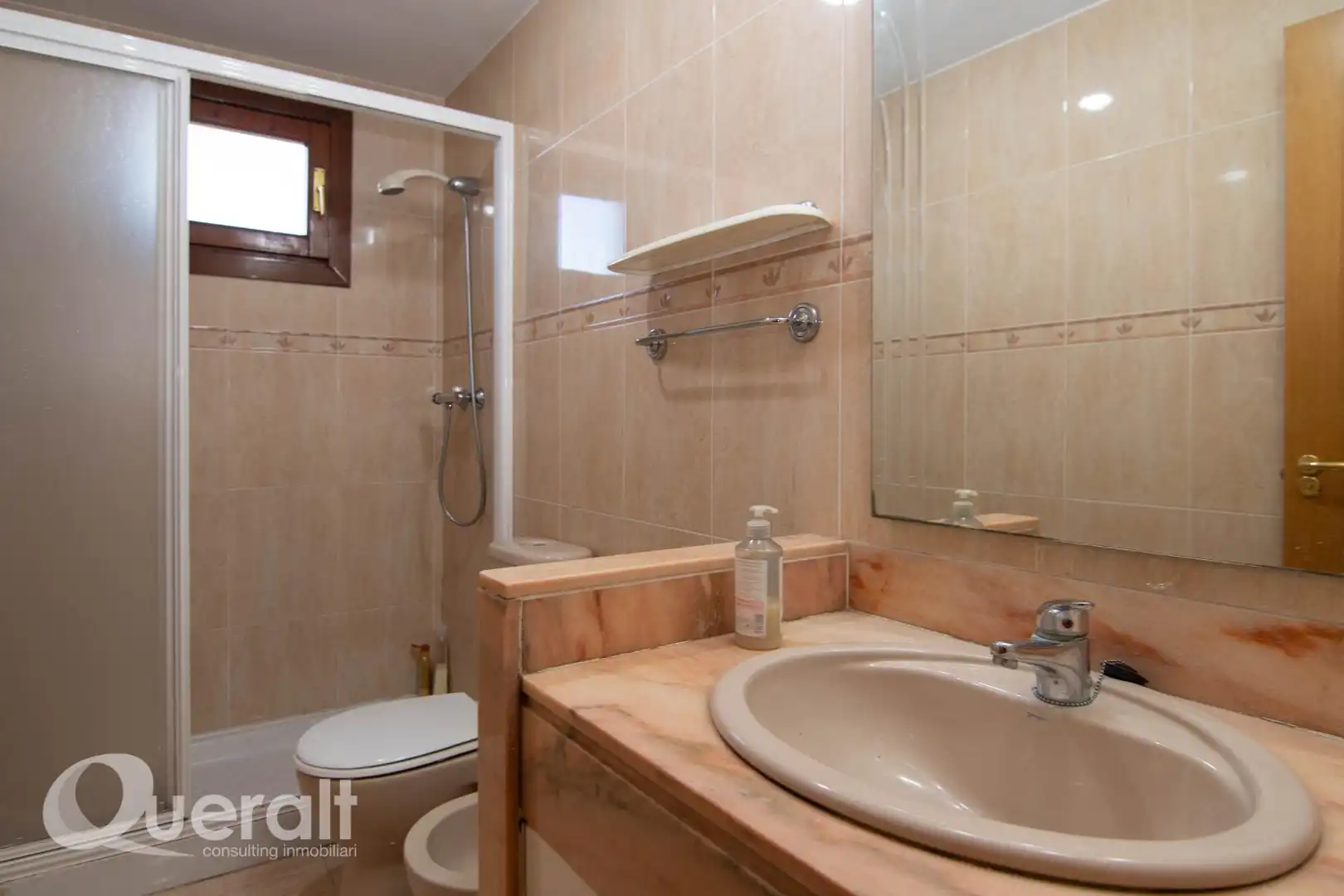 Badezimmer von Wohnung zum Verkauf in Lleida mit Heizung, Abstellraum und Ofen