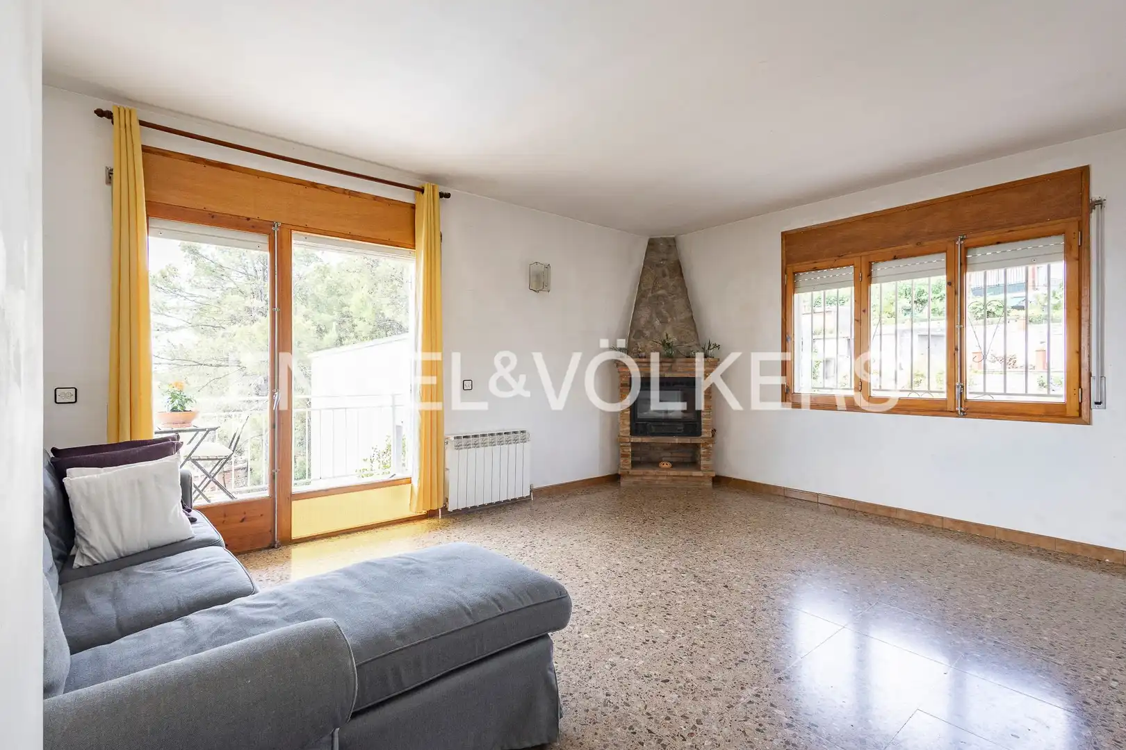 Sala d'estar de Casa o xalet en venda en Mediona amb Calefacció, Jardí privat i Piscina