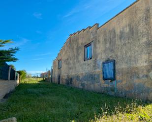 Vista exterior de Finca rústica en venda en San Vicente de la Barquera amb Jardí privat