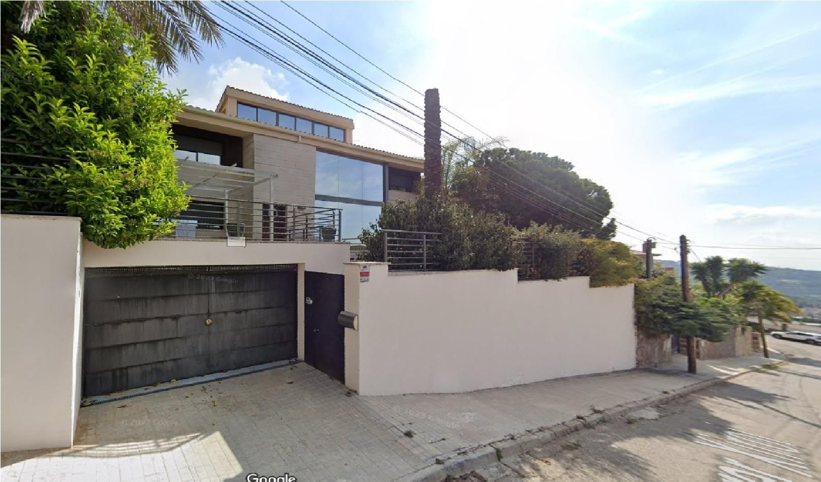 Vista exterior de Casa o xalet en venda en Alella amb Jardí privat, Terrassa i Piscina