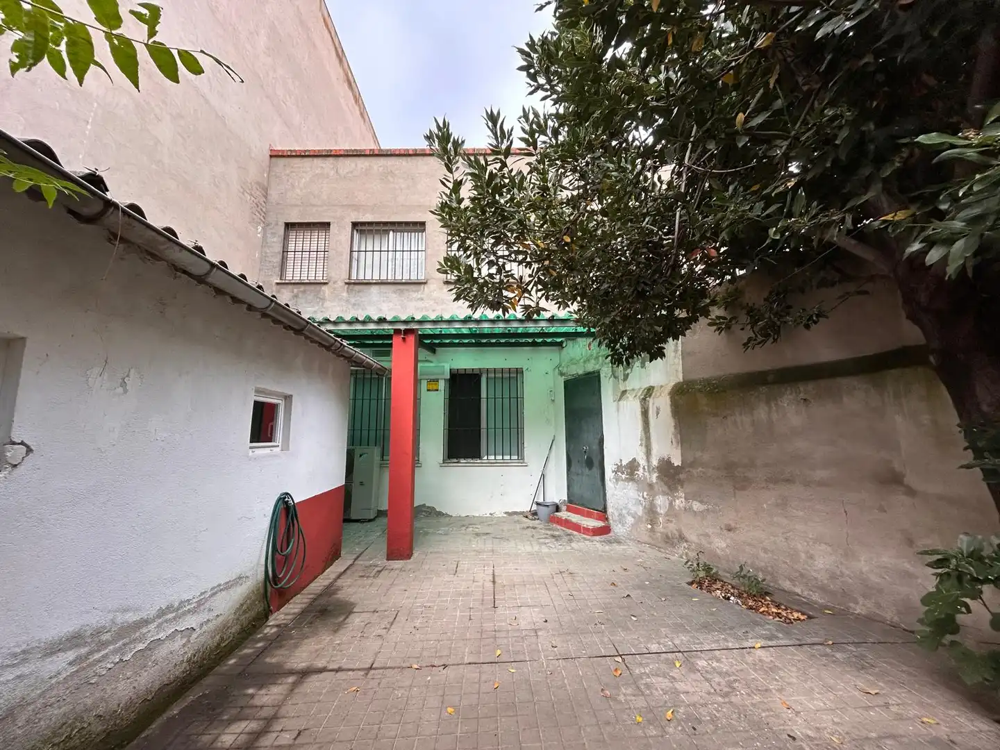 Vista exterior de Edifici en venda en Guadalajara